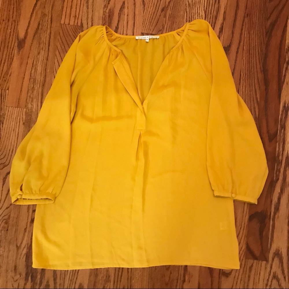 Cute yellow top by Violet & Claire sz Med